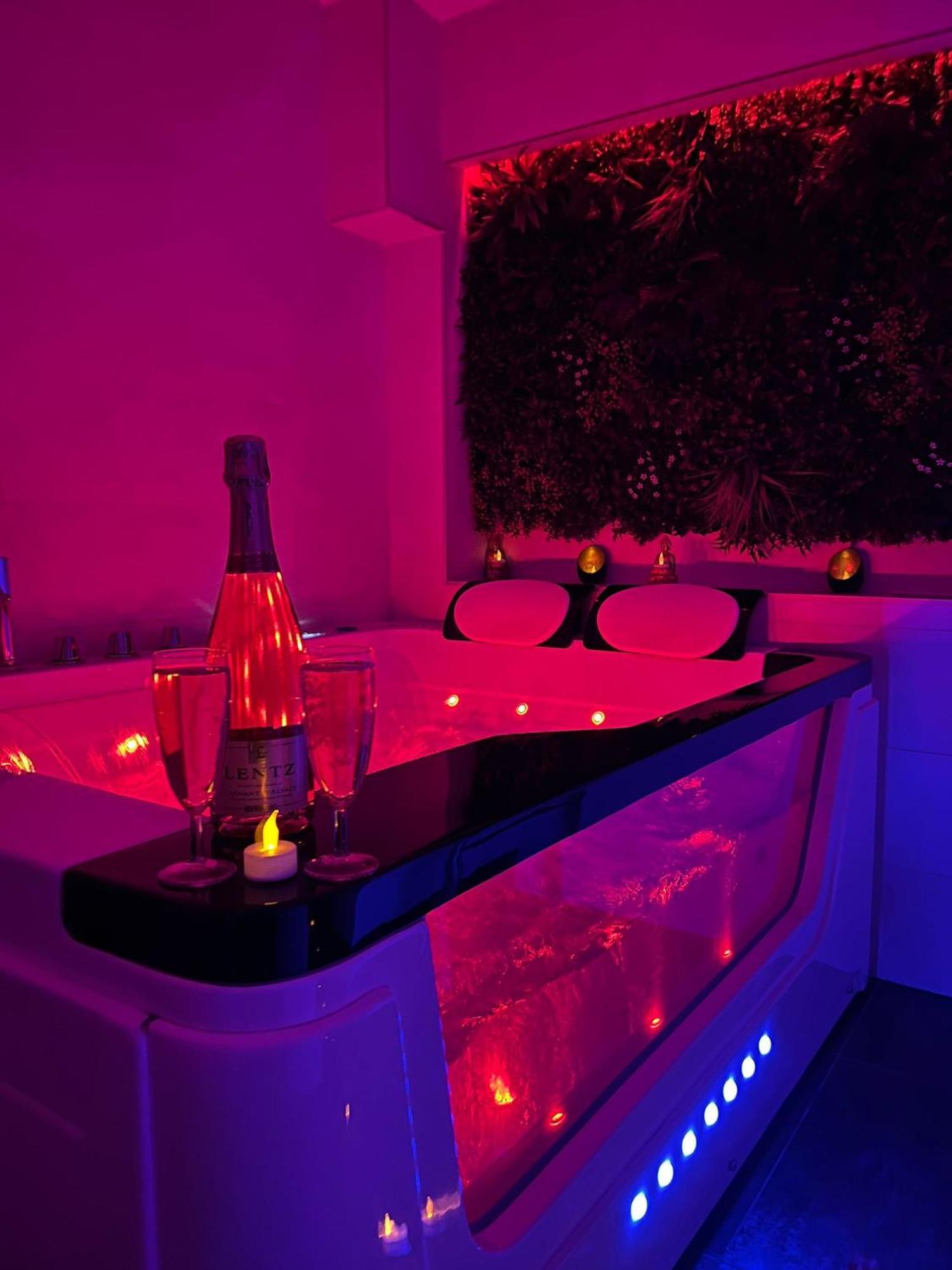 Love Room: Aux Plaisirs Des Sens Jacuzzi Prive Barr Luaran gambar