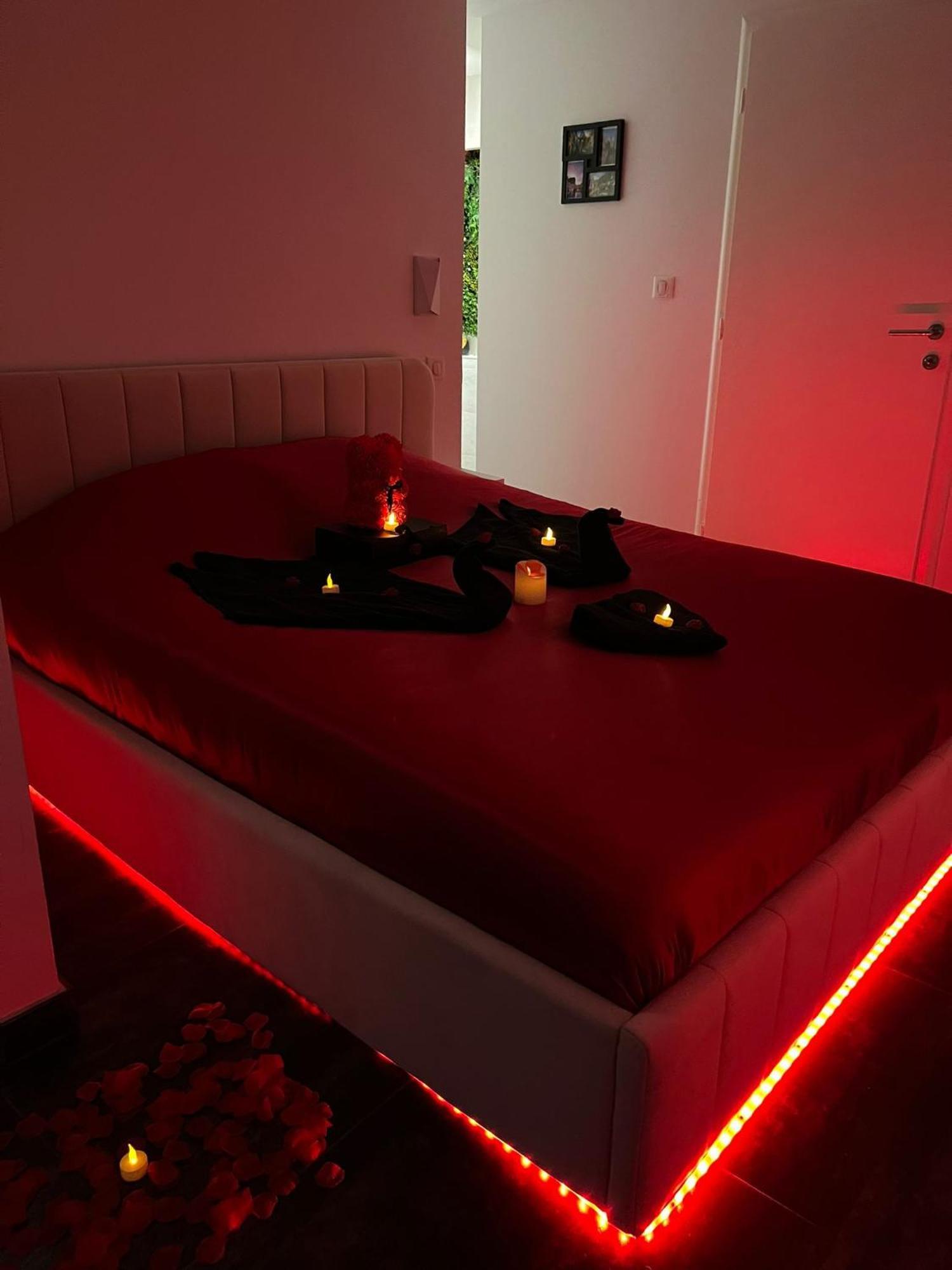 Love Room: Aux Plaisirs Des Sens Jacuzzi Prive Barr Luaran gambar