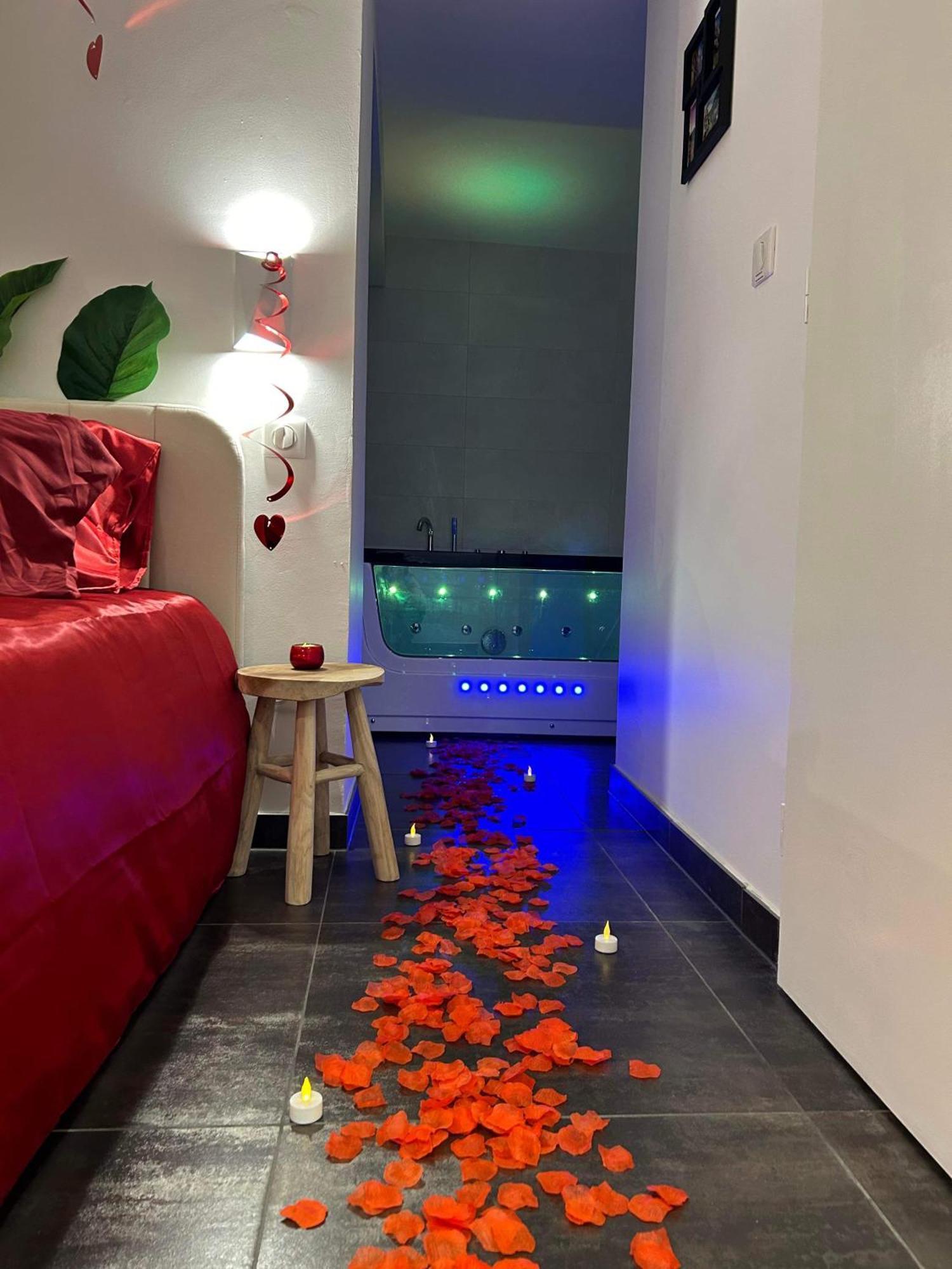 Love Room: Aux Plaisirs Des Sens Jacuzzi Prive Barr Luaran gambar